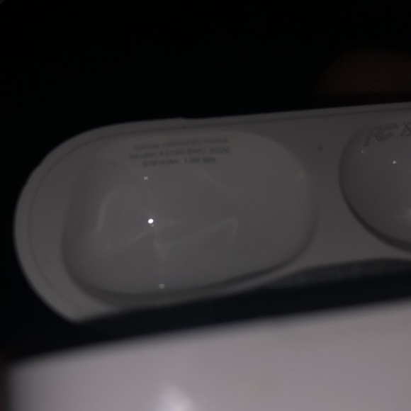 Used apple AirPod case - Picture 4 of 6